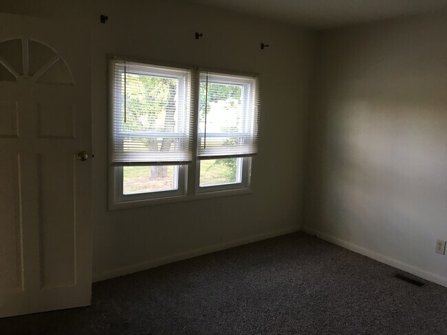 Building Photo - 537 E Robb Ave
