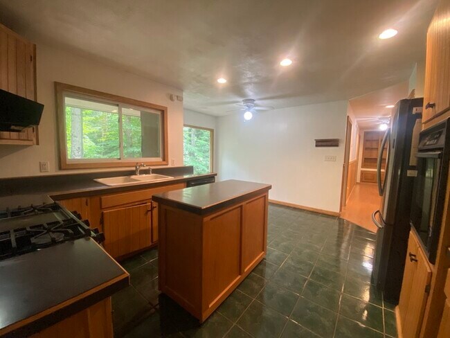 Foto del edificio - Secluded 4 bedrooms 3 baths with 2 car garage and fenced in yard in the town of Rutland for rent!