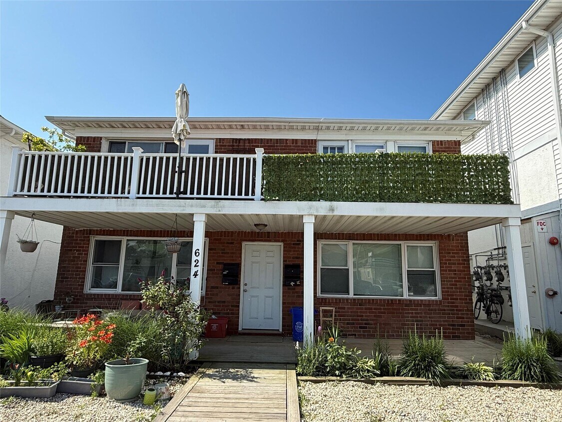 Primary Photo - 624 E Broadway