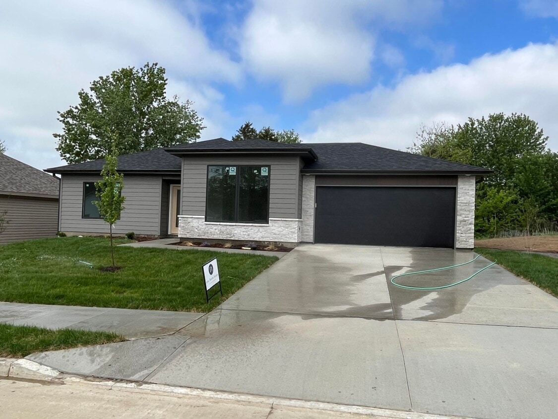 Primary Photo - 205 N Luna Ln