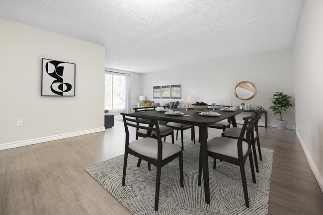 Photo du bâtiment - 910 Wonderland Rd S