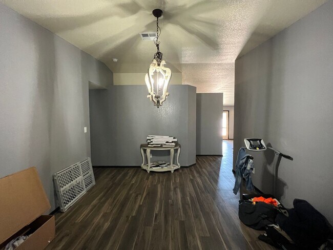 Building Photo - 4 BEDROOM HOME!