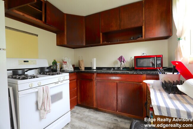 Building Photo - 155 Kenrick St