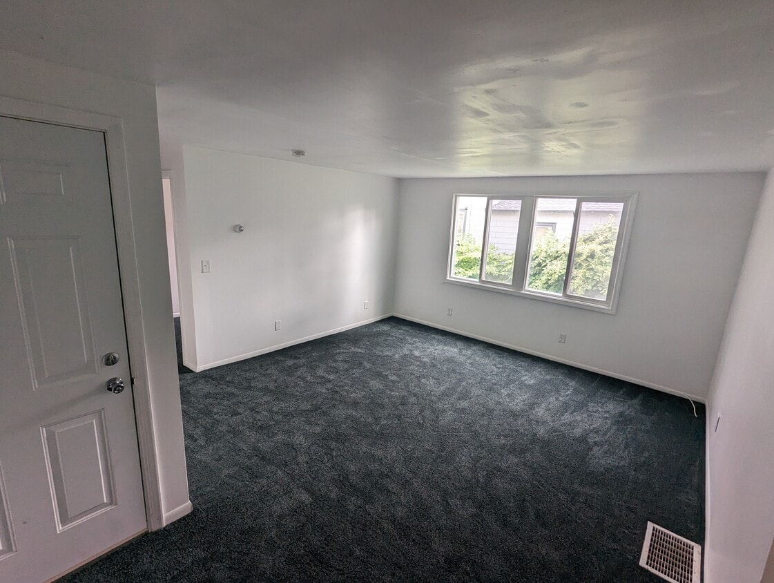 Spacious Living Room - 1613 Iowa Ave