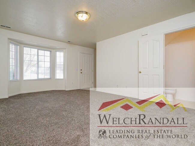 Building Photo - 3 Bedroom 1.5 Bath Ogden Townhome.