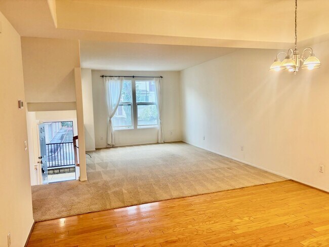 Building Photo - 1965 Oakwood Way