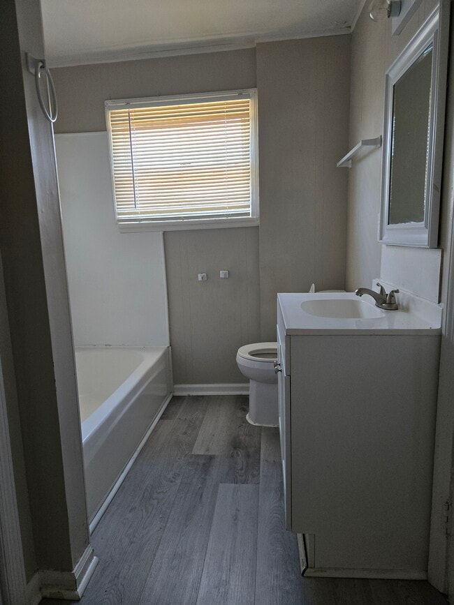 Building Photo - 1945 Ellis St