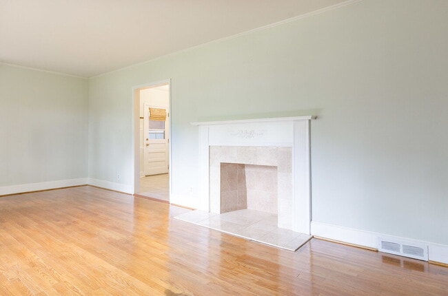 Building Photo - 827 Glendora Dr