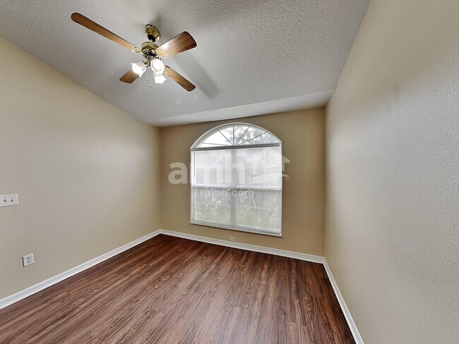 Foto del edificio - 1322 Lake Idamere Blvd