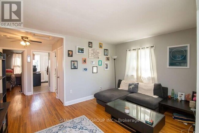 Photo du bâtiment - 245 E 22nd St