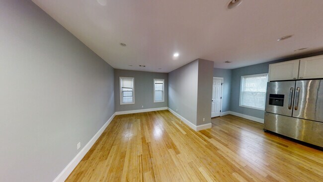 Building Photo - 722 Saratoga St
