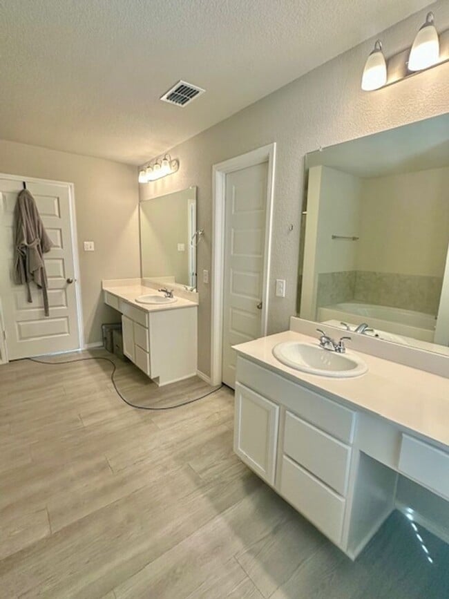 Foto del edificio - 6317 Bollard Dr