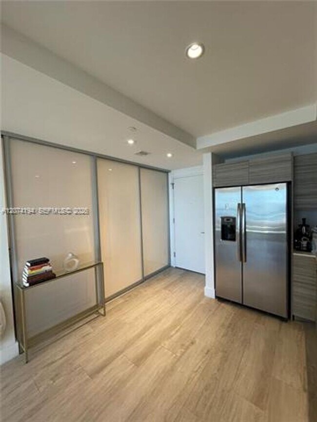 Foto del edificio - 121 NE 34th St