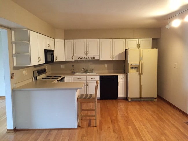 Building Photo - 2405 Hathaway Dr