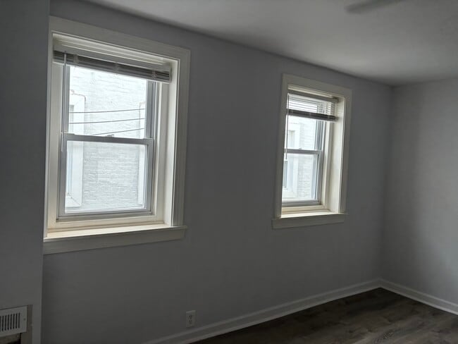 Building Photo - 421 Moyer St