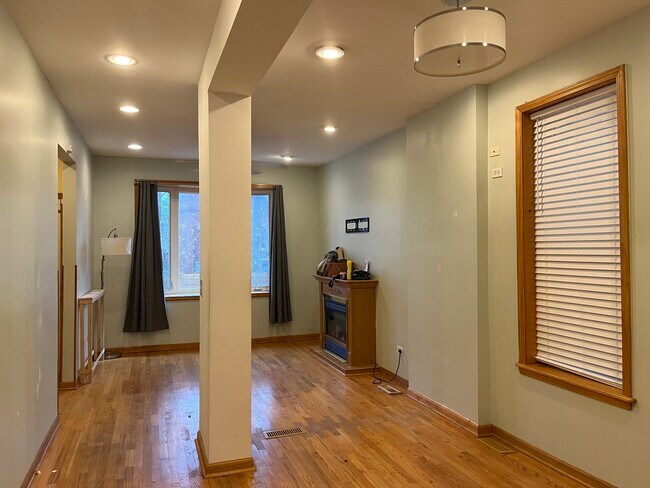 Building Photo - 946 N Lawndale Ave
