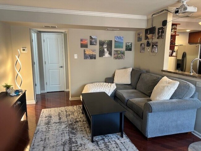 Foto del edificio - COMING SOON! Attractive Condo, Lots of Upgrades! Walk to UK! W/D, Off-Street Parking