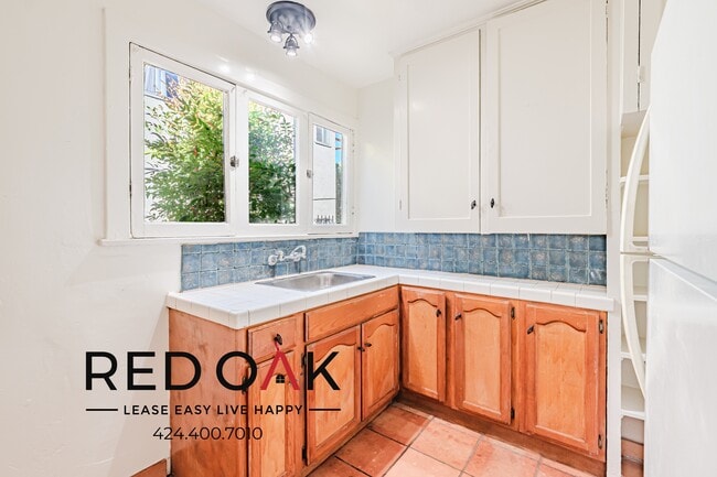 Building Photo - 407 S Coronado St