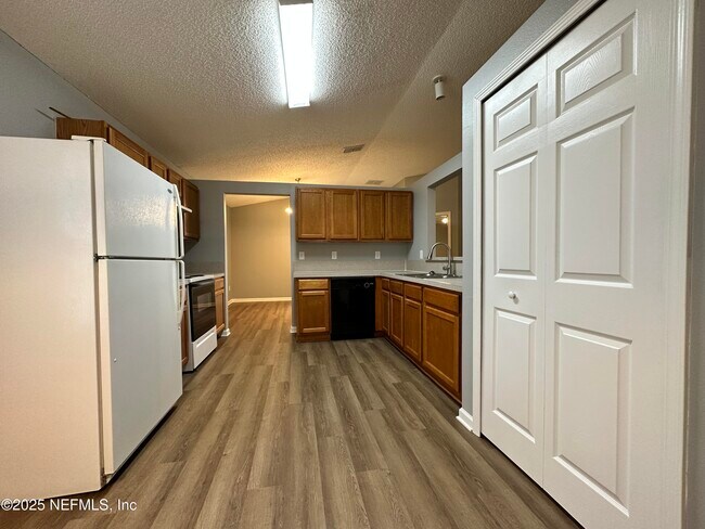 Foto del edificio - 8705 Star Leaf Rd N