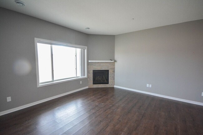 Building Photo - Exceptional townhouse with premium feature...