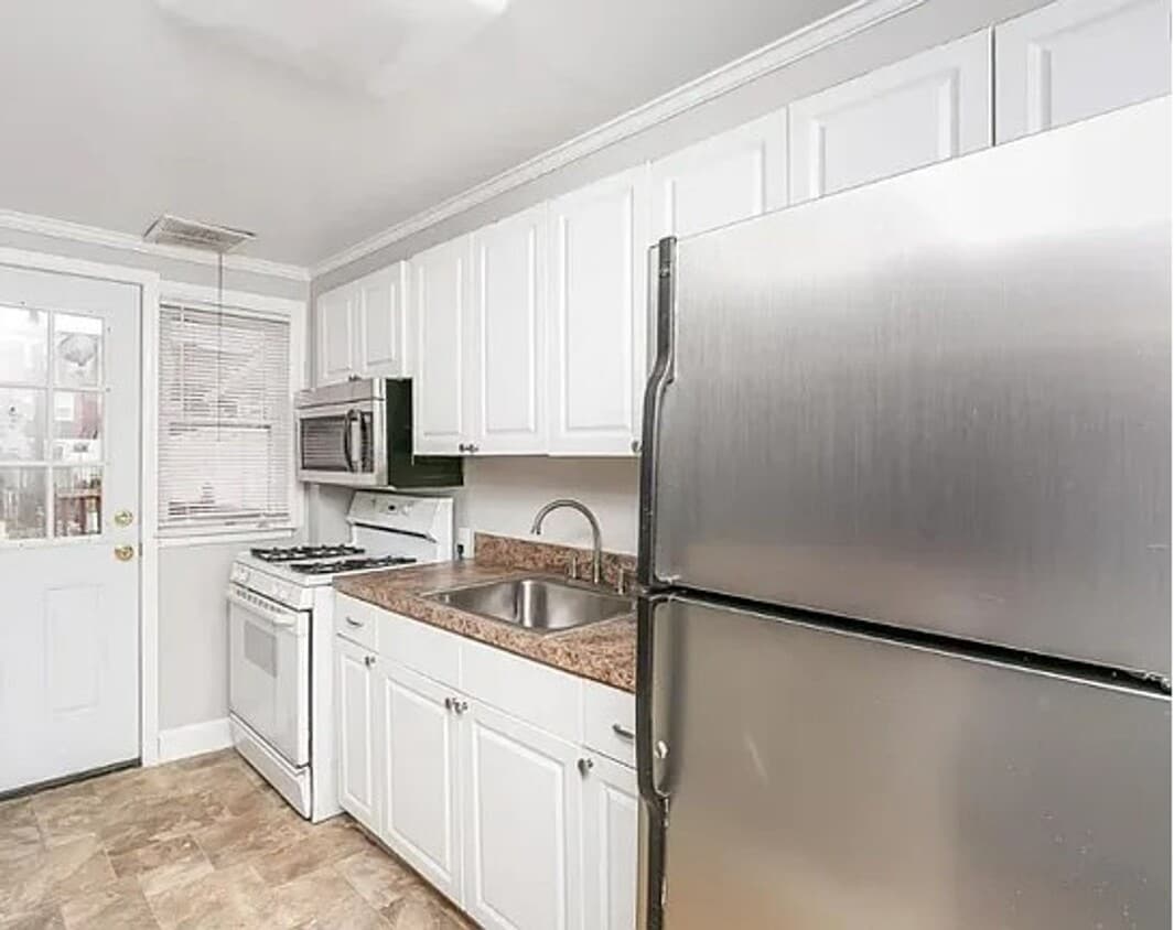 Foto principal - Desirable Dundalk Maryland 3 bedroom3 Full...