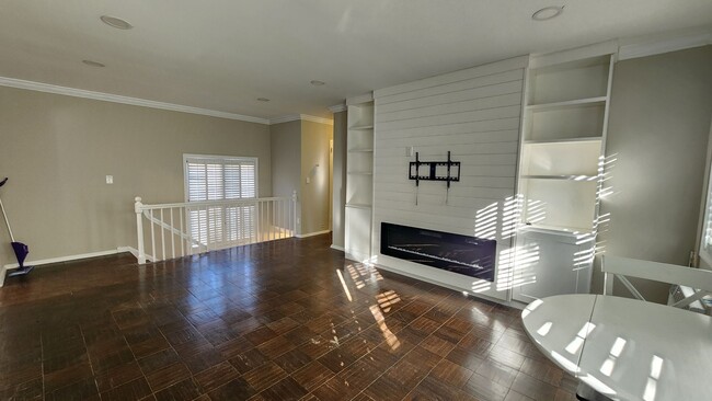 Building Photo - Spacious and Bright Condo in ParkFairfax