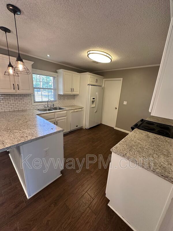 Foto del edificio - 2136 Pine Log Rd