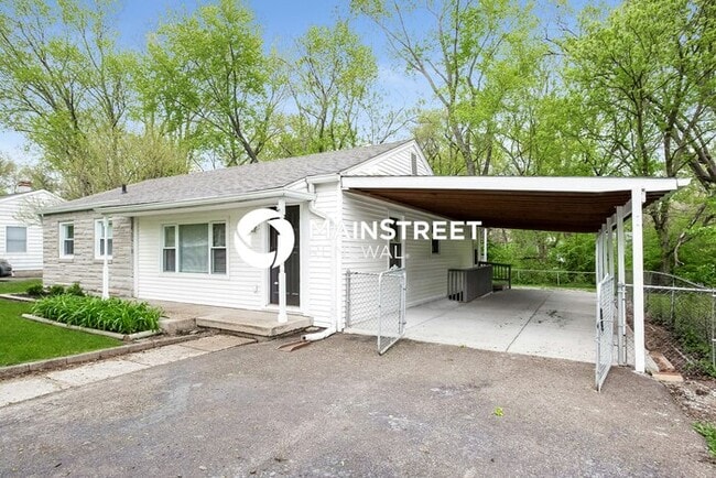 Building Photo - 4 Bedroom Pet-Friendly Home in INDIANAPOLI...