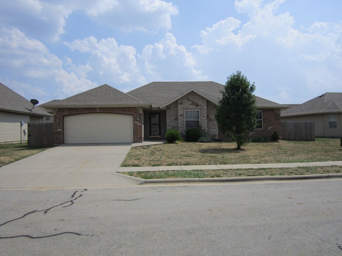 Primary Photo - Beautiful 3 Bedroom Home in Gated Neighbor...