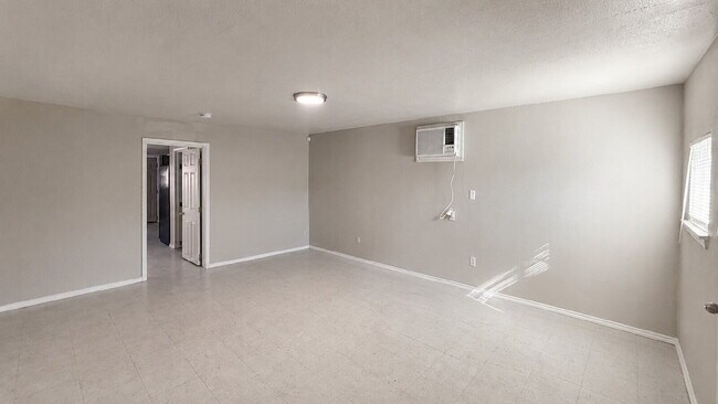 Foto del edificio - Private Detached 1-Bedroom Apartment with Backyard
