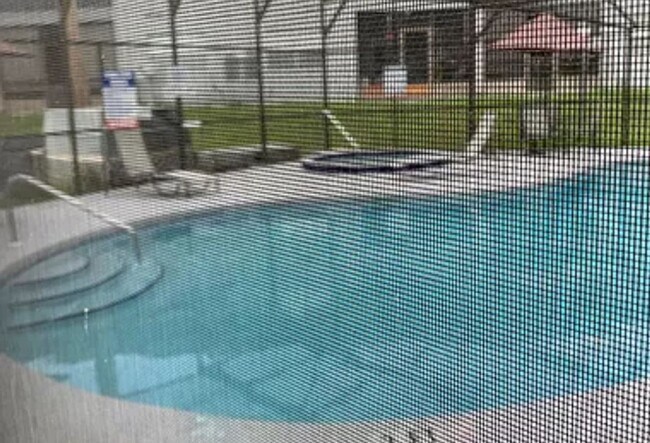 Foto del edificio - Wonderful remodeled Waterfront Condo == Great I-4 location with Community Pool