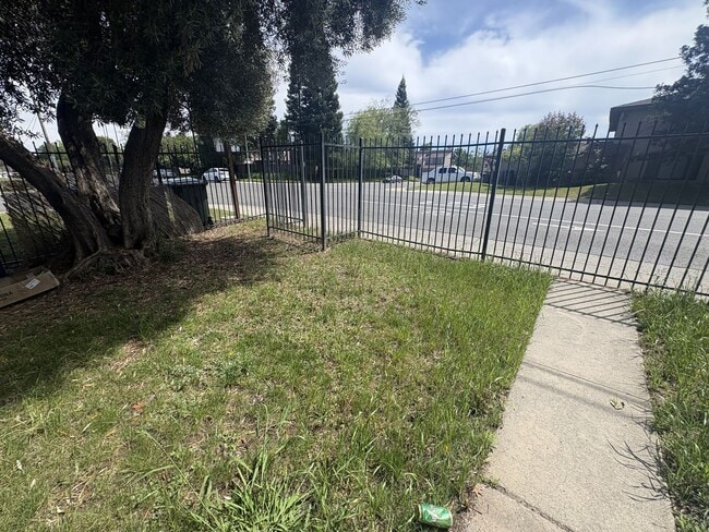 Building Photo - MOVE IN SPECIAL! $100 OFF FIRST 2 MONTHS OF RENT!!! 2 BEDROOM 1 BATH