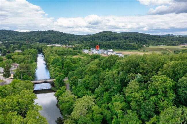 Foto del edificio - Beautifully UPDATE Townhome FOR LEASE