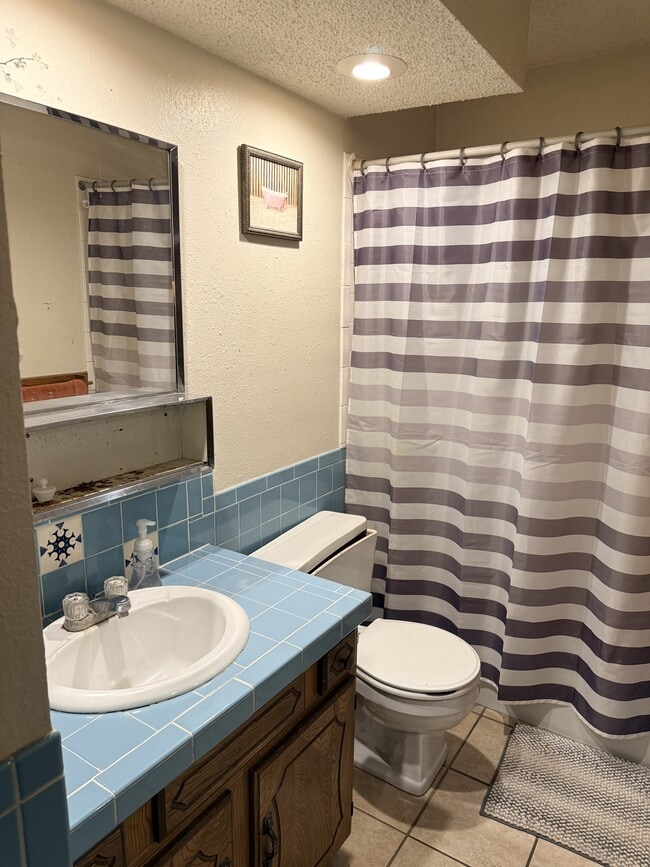 Building Photo - 2417 E Walnut Ave