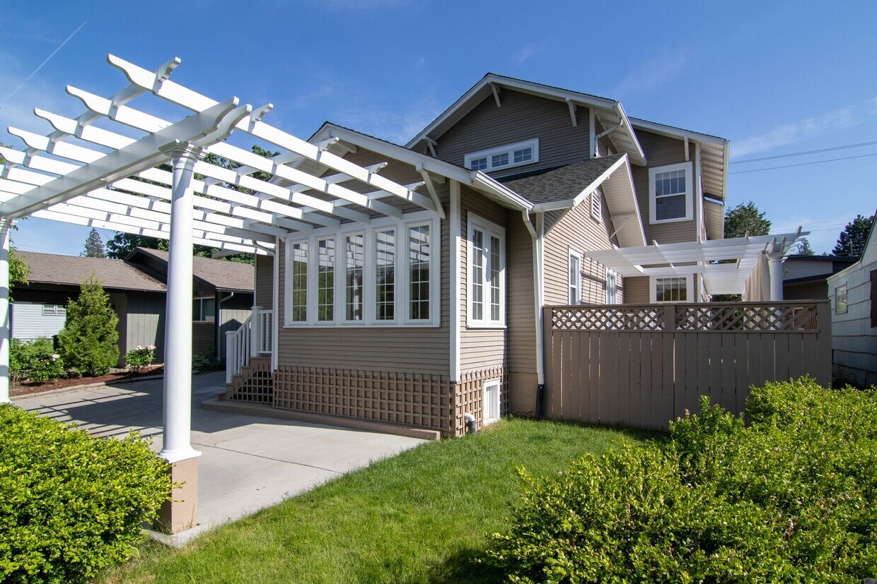 Primary Photo - Amazing South Hill Home 3 Bed 3.25 bath w/...