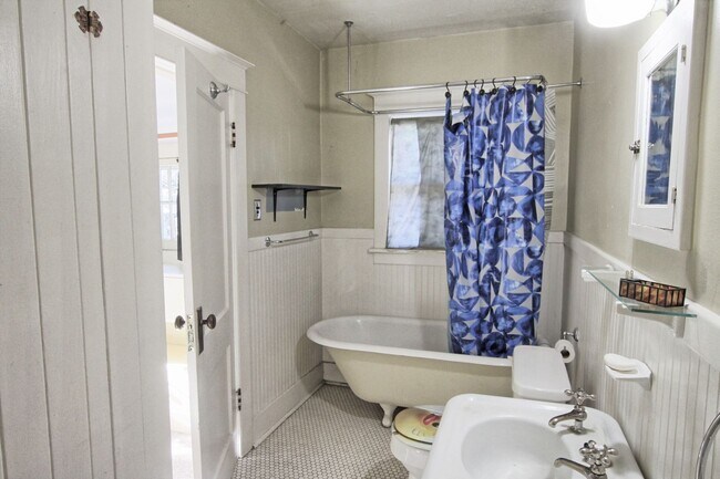 Foto del edificio - 2 bed 1 bath house just west of DU