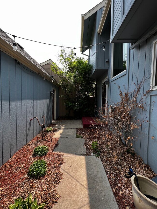 Building Photo - Bright, 2 Bed 2 Bath End-Unit Townhome in ...