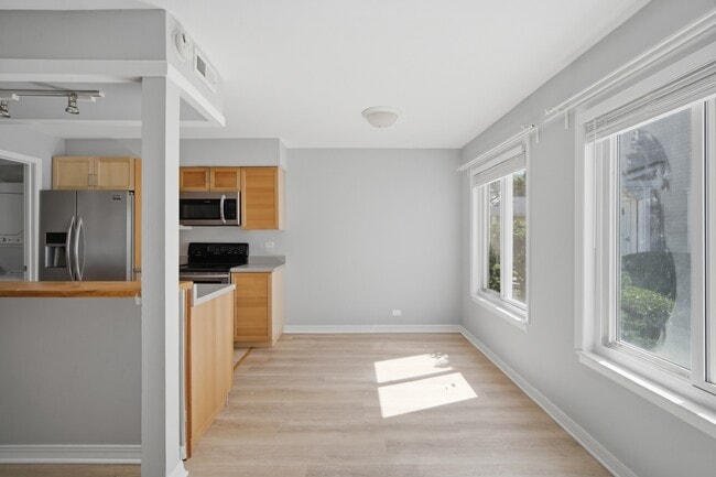 Building Photo - 1180 Cove Dr