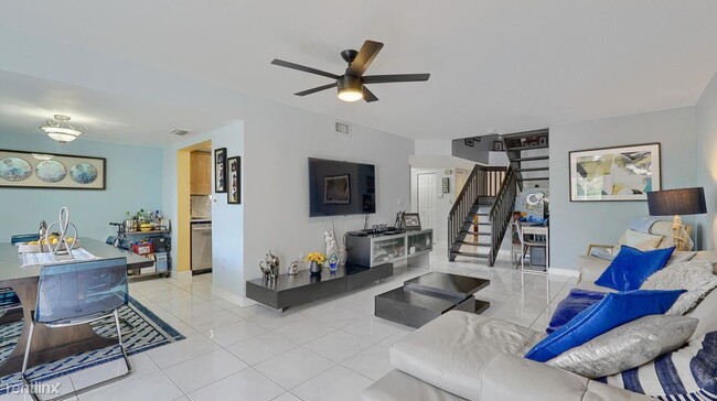 Building Photo - 3 br, 3 bath House - 630 N University Dr