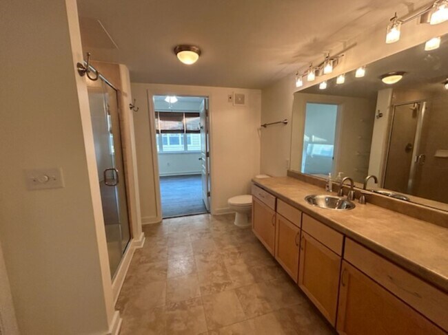 Baño principal - 2020 5th Ave S