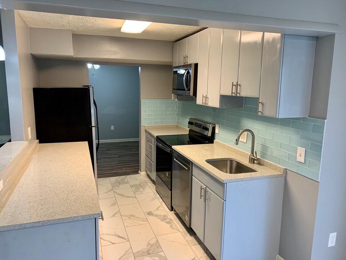 Deluxe Kitchen - 8009 Mandan Rd