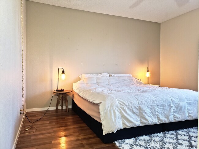 Foto del edificio - 5905 Smoke Ranch Rd