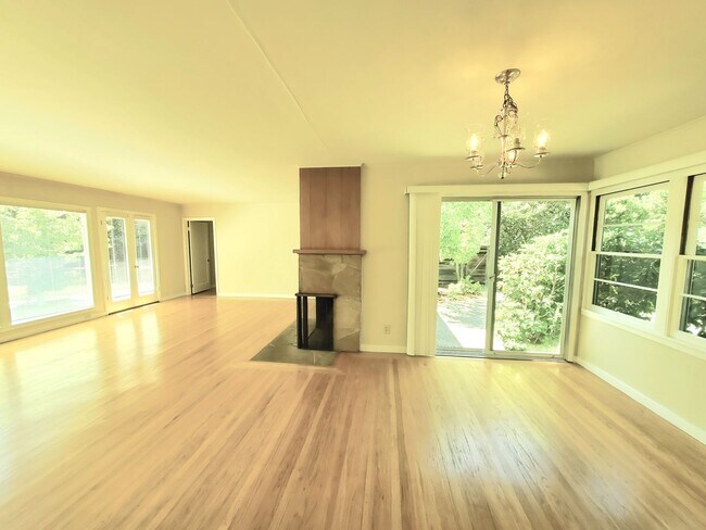 Building Photo - Spacious 3 bed, 3 bath