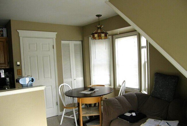 Building Photo - Super sunny & cozy 1 bedroom condo in the ...