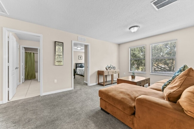 Foto del edificio - 1174 Cypress Pointe Blvd