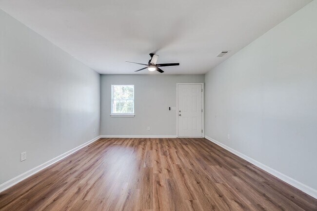 Foto del edificio - Completely Renovated 2BR Duplex with Granite Counters & Stainless Appliances