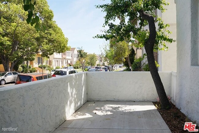 Foto del edificio - 2 br, 2.5 bath Condo - 427 N Stanley Ave #...