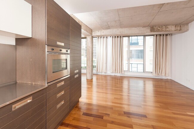 Building Photo - 445 Av Av Viger O,
