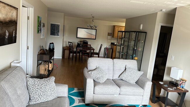 Building Photo - 102 Kingsmere Pl