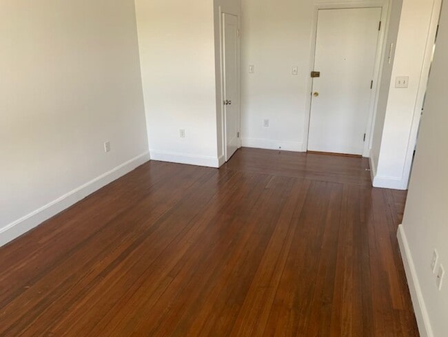 Building Photo - 2 bed/1 bath in Brookline